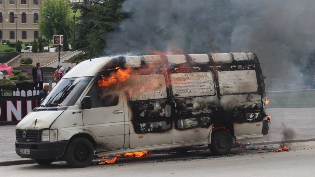 Polis Ekibi İşlem Yapmak İsteyince Hacizli Aracı Ateşe Verdi
