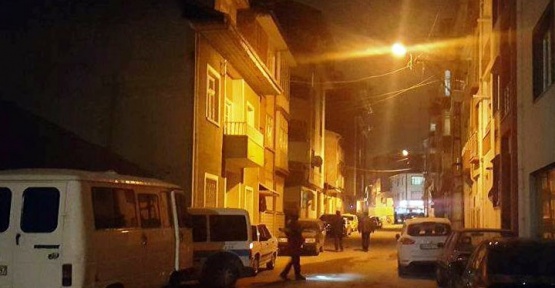 Sokak ortasında kavga eden çift birbirini bıçakladı