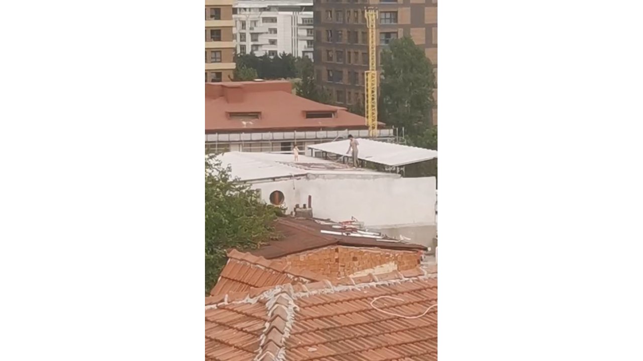 Çocukla Birlikte Çatıda Halı Yıkayan Vatandaş Kamerada