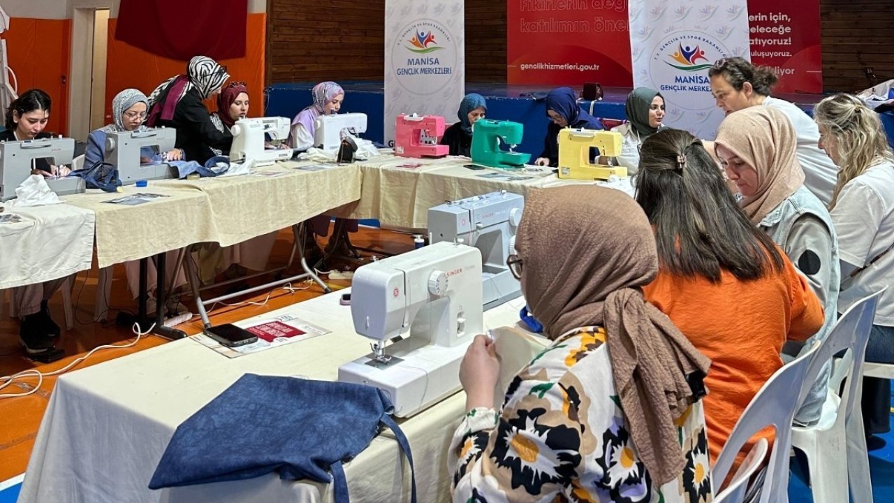 Atık Malzemeler Gençlerin Elinde Çantaya Dönüştü