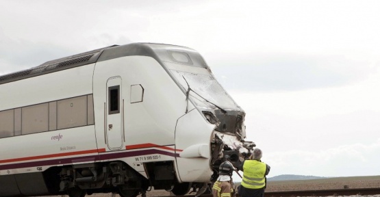 İspanya’da kamyon yolcu trenine çarptı