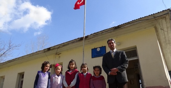 17 yıldır köy okulunun hem öğretmeni, hem yöneticisi hem hizmetlisi