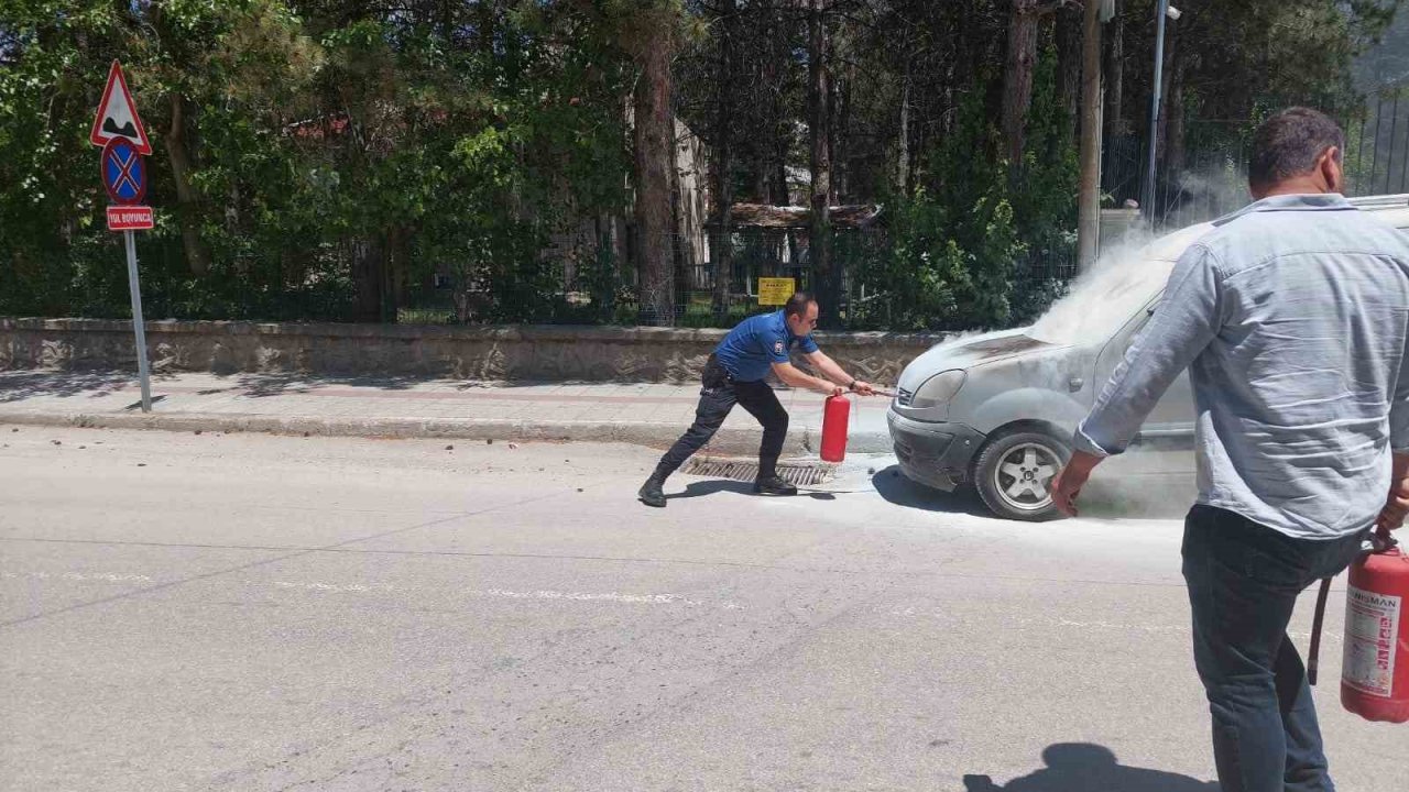 Yanan Aracı Polis Söndürdü