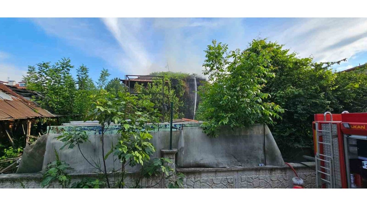 Sakarya’da 2 Katlı Ahşap Evde Yangın