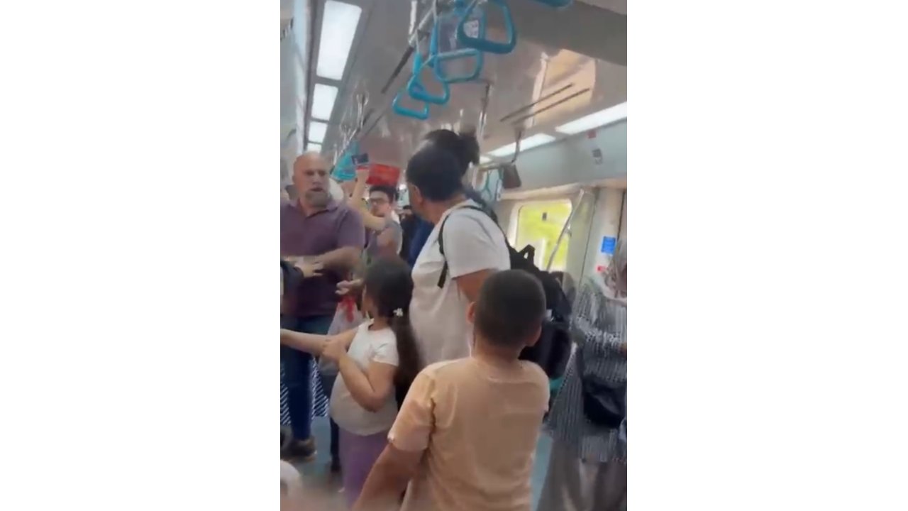 Marmaray’da Çocuklarının Yanında Babaya Yumruk