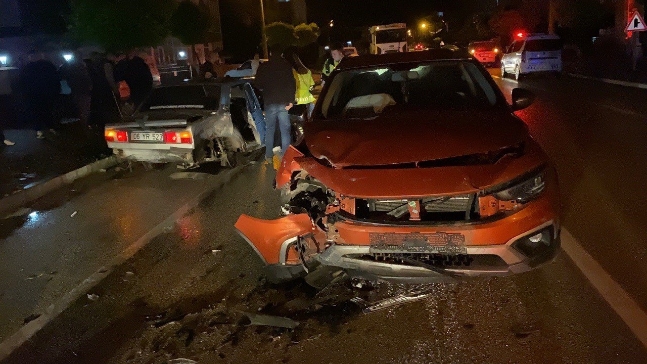 Konya’da Otomobiller Çarpıştı: 2 Yaralı
