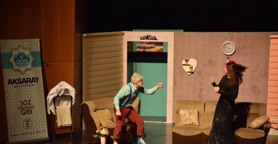Aksaray’da “Çevrimdışı Aile” tiyatro oyunu sahne aldı