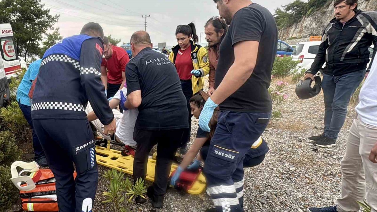 Bodrum’da Can Pazarı: Minibüsle Otomobil Çarpıştı, 15 Kişi Yaralandı