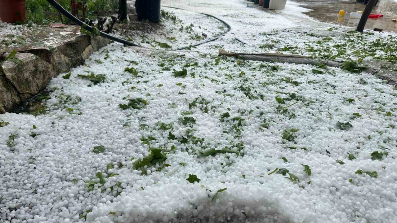 Yozgat’ı Etkisi Altına Alan Dolu, Bazı Bölgeleri Beyaza Bürüdü