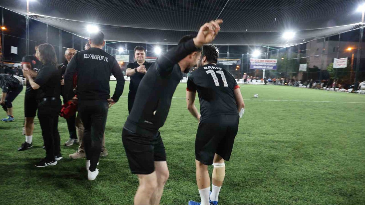 Takım Şampiyon Oldu, Muhtar Sahada Göbek Attı