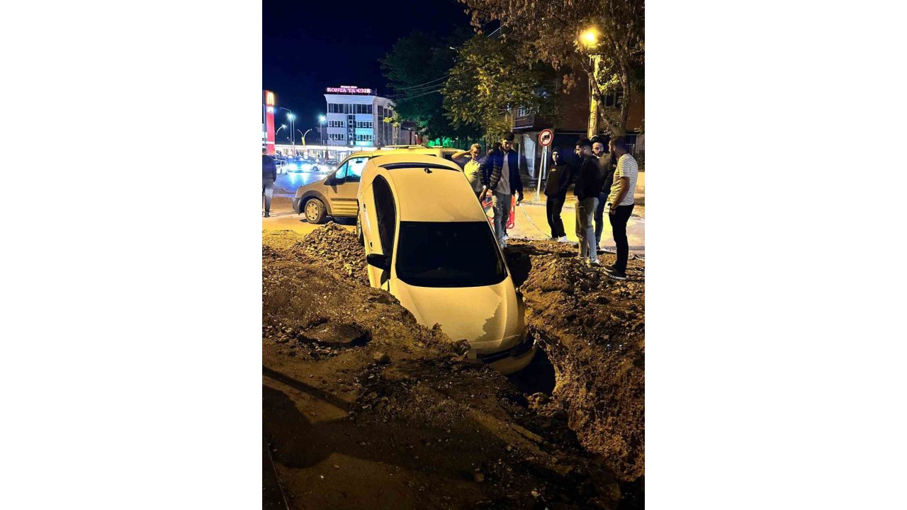 Ankara’da Otomobil Altyapı Çalışmaları İçin Açılan Çukura Düştü
