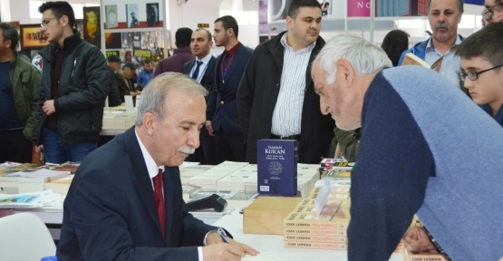Eski Emniyet Müdürü Hanefi Avcı, kitap fuarında okuyucularıyla buluştu