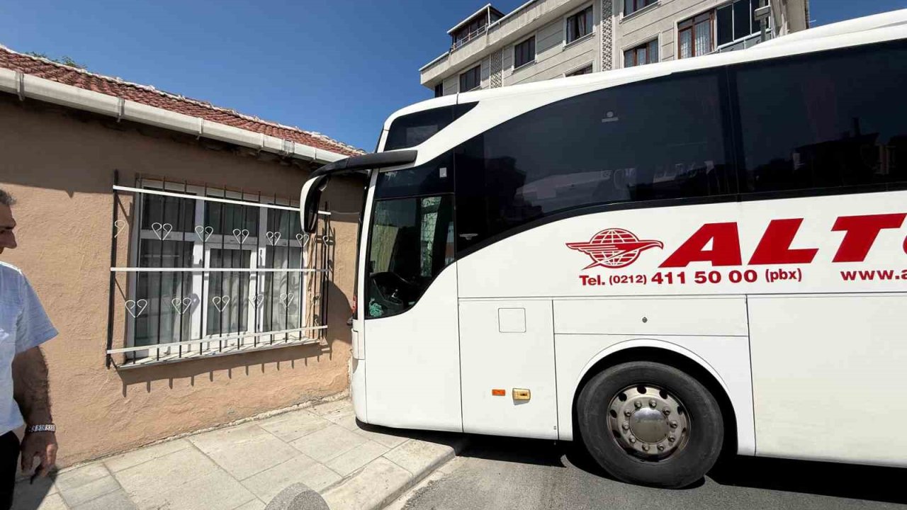 Freni Boşalan Yolcu Otobüsü Kayarak Gecekonduya Çarptı