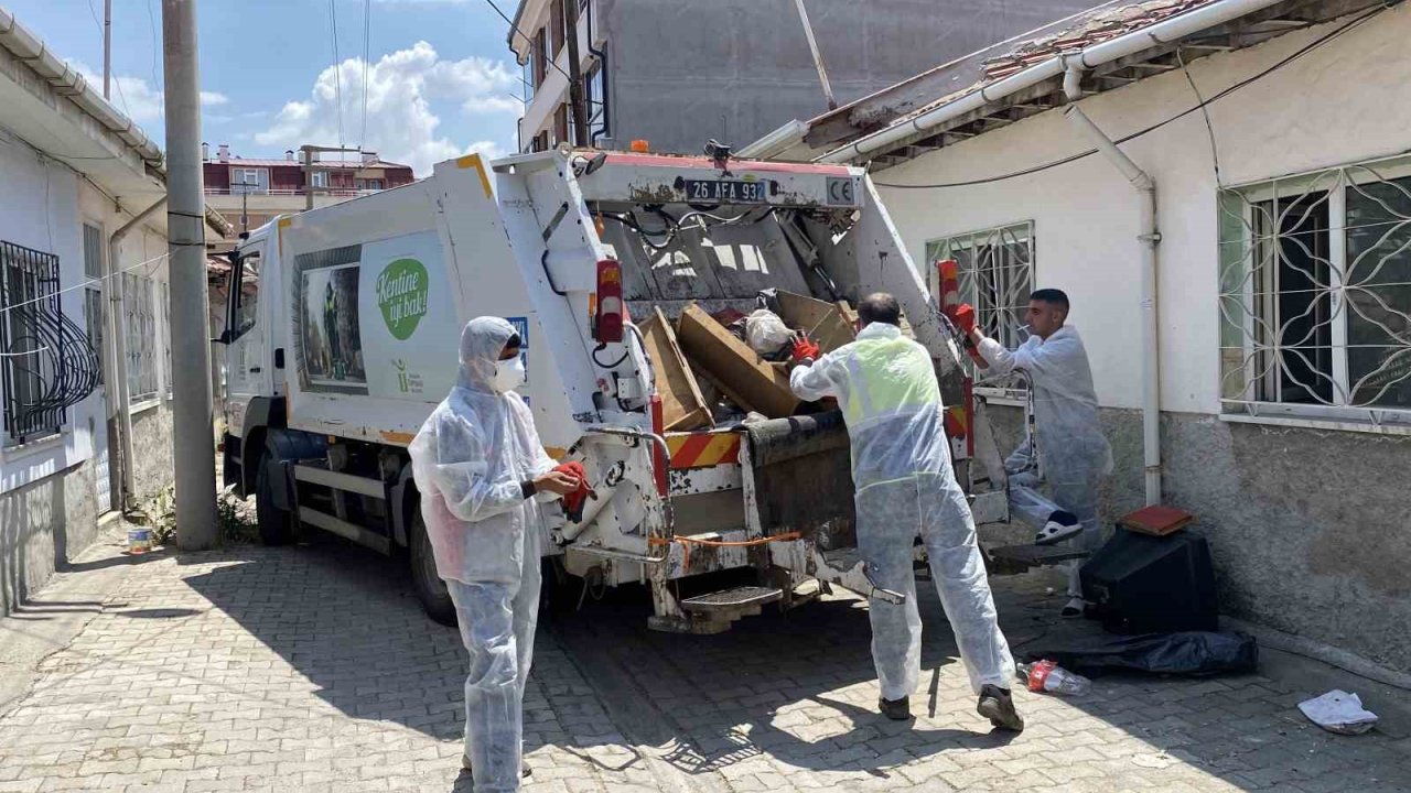 Yaşlı Kadının Evinden 2 Kamyon Çöp Çıktı