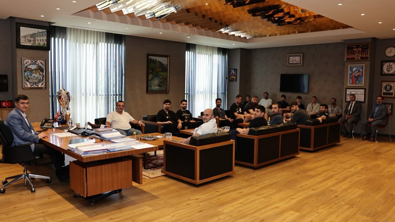 Başkan Eyüp Kahveci, Şampiyon Kütahya Belediyespor Basketbol Takımını Makamında Ağırladı