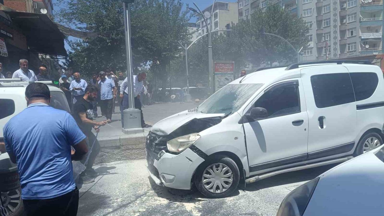 Batman’da Seyir Halindeki Araç Önce Kaza Yaptı Ardından Alev Aldı