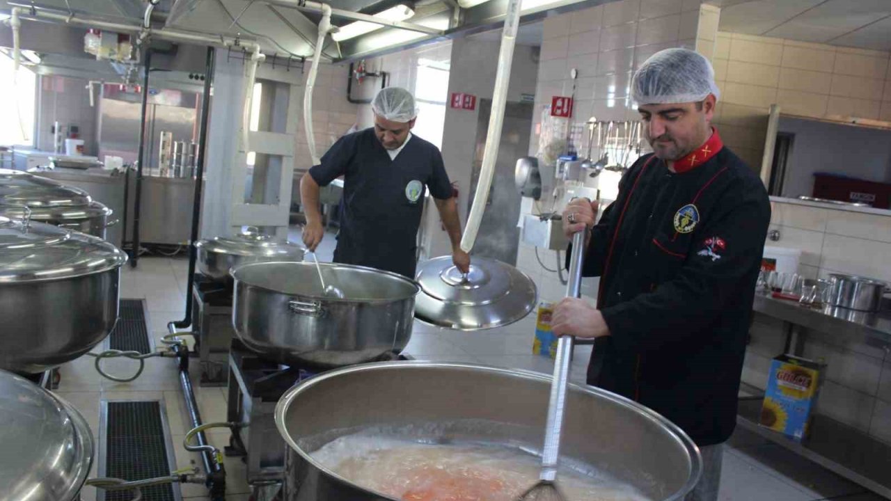 Turgutlu’da ’sizden Gelen Bağışlarla Aş Olalım Sofralara’ Kampanyası Devam Ediyor