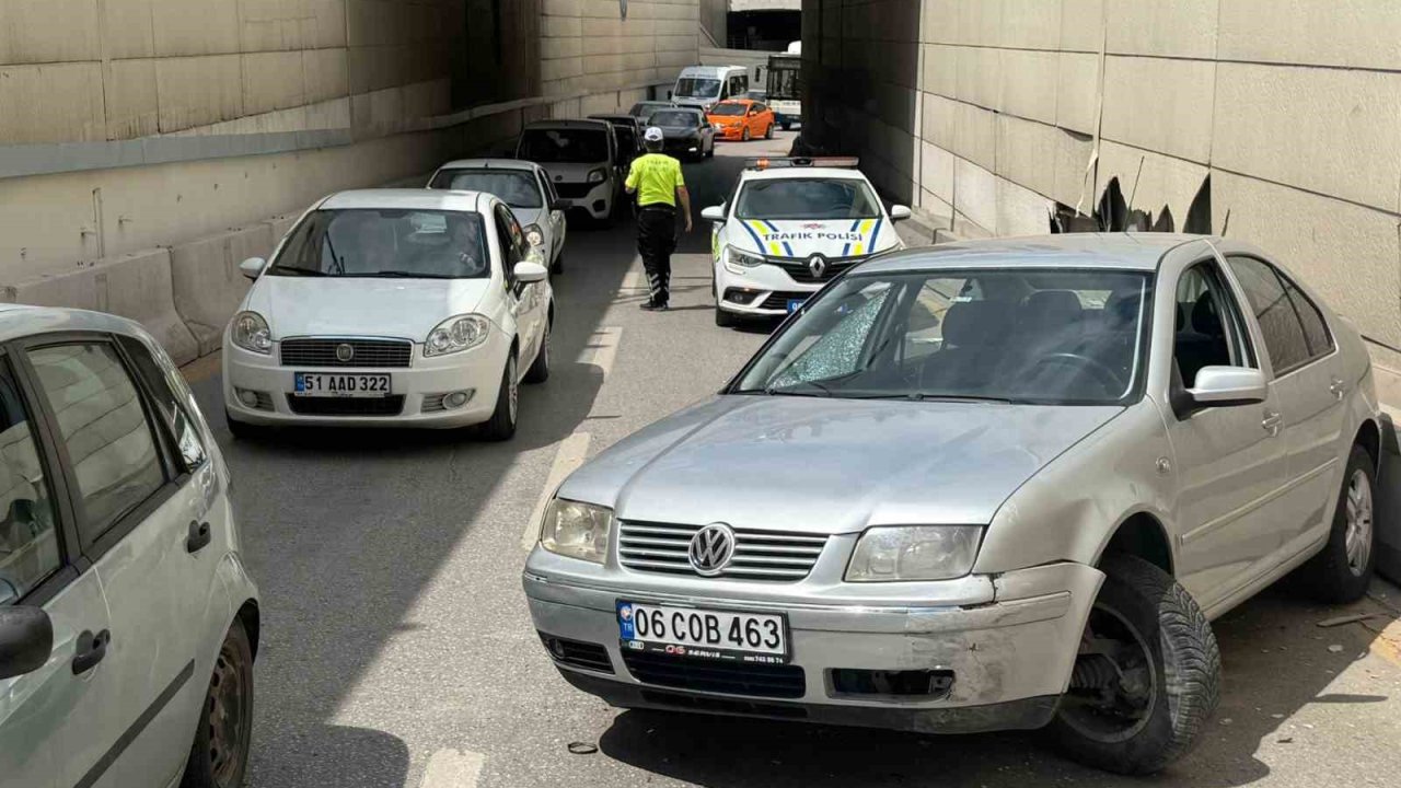 Ankara’da Refüje Çarpan Otomobil Takla Attı: 2 Yaralı