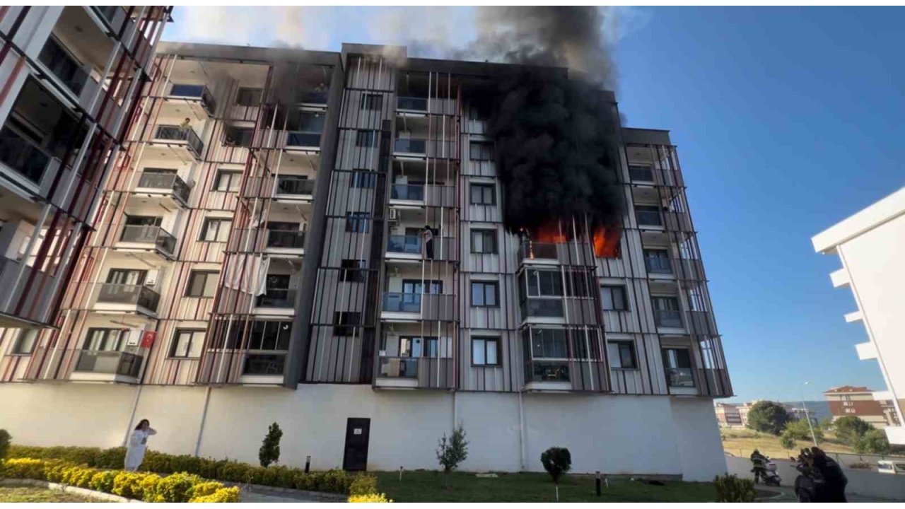 Çanakkale’de Bir Sitede Çıkan Yangında 10 Kişi Dumandan Etkilendi