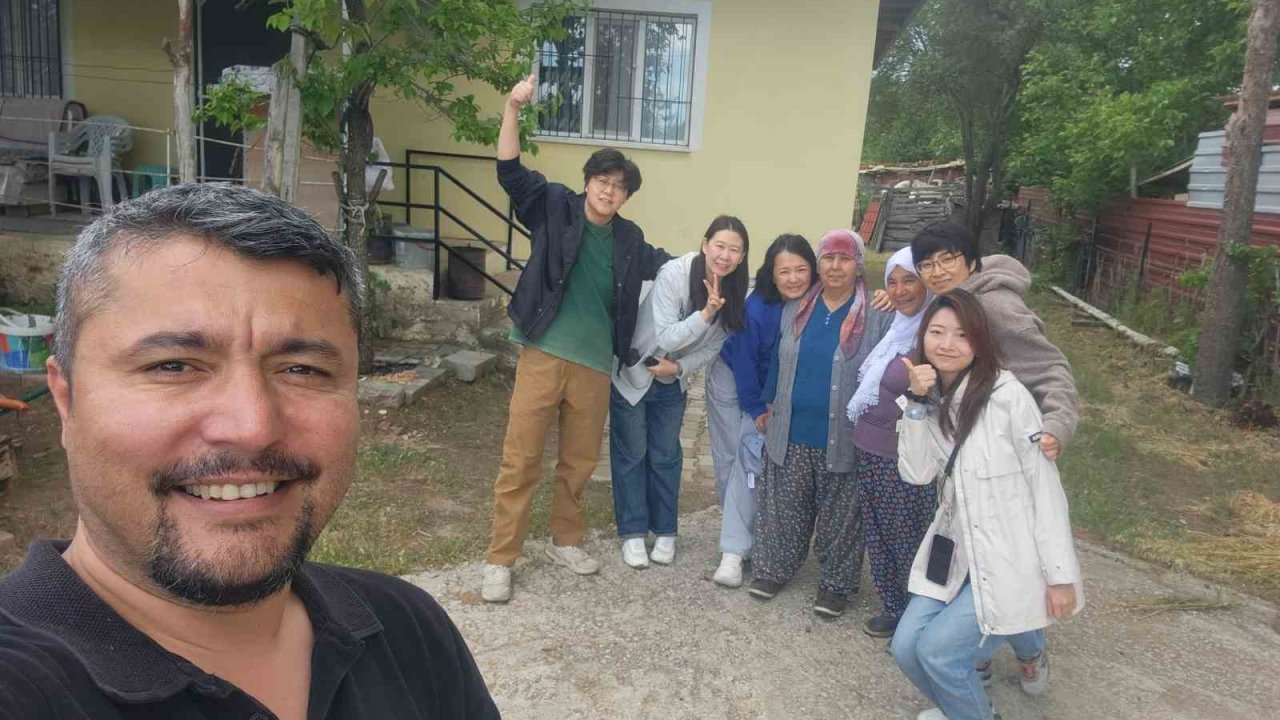 Kaza Yapan Çinli Kafileyi Evinde Ağırlayıp, Sazla Sözle Eğlendirdi