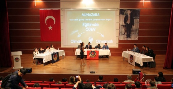 Öğrenciler ile veliler ödevi münazara etti