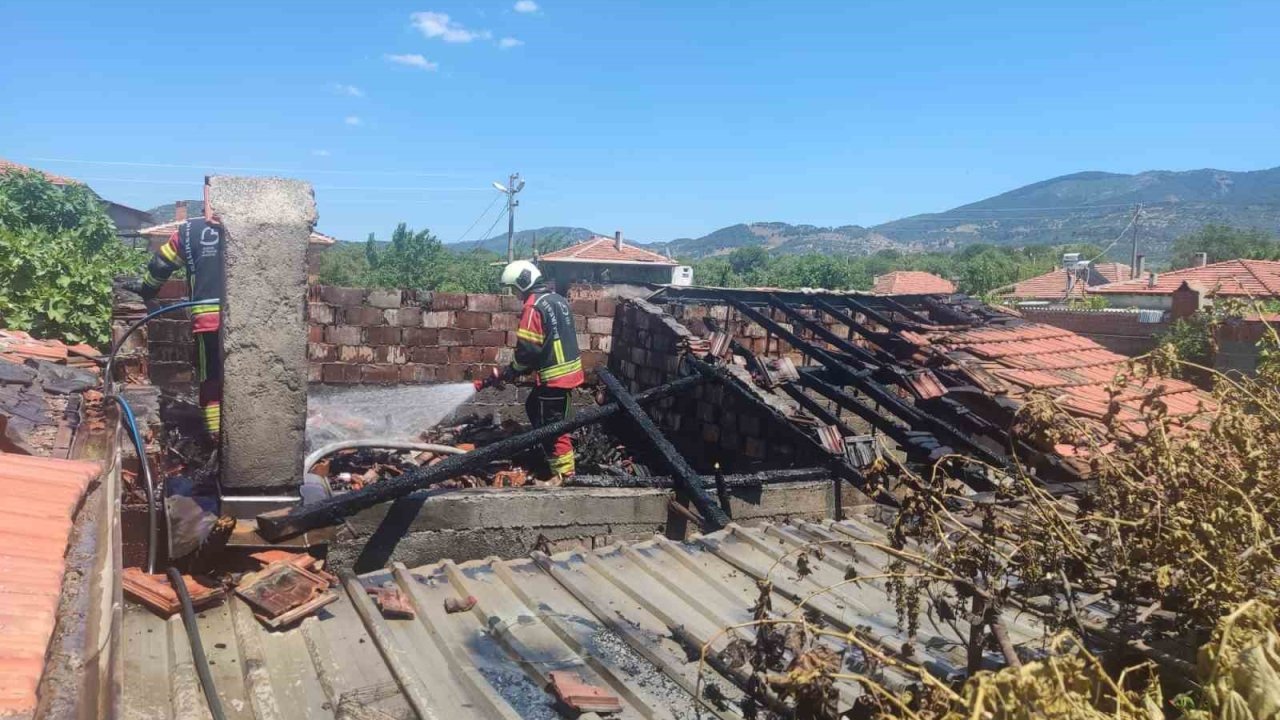 Burhaniye’de Odunlukta Çıkan Yangın Eve Sıçradı