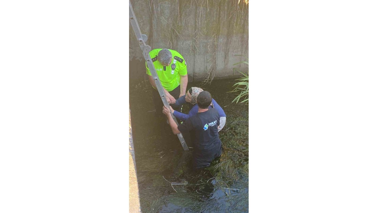 Dereye Atlayan Kadını, Polis Ve Belediye Çalışanı Kurtardı