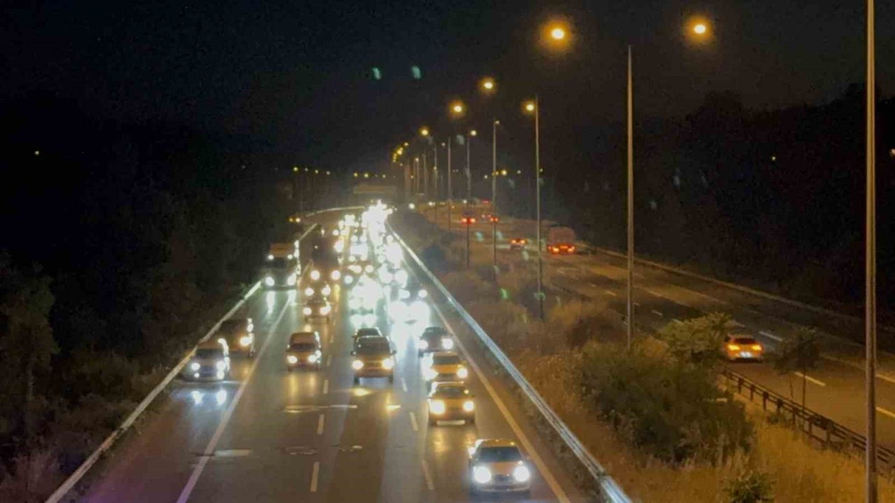 Anadolu Otoyolu Düzce Geçişinde Akıcı Yoğunluk Devam Ediyor