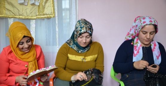 Köyde açılan kurs genç kızlara umut oldu