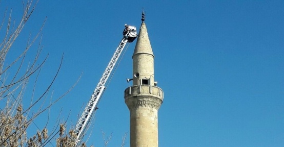Depremde hasar gören cami minarelerine müdahale