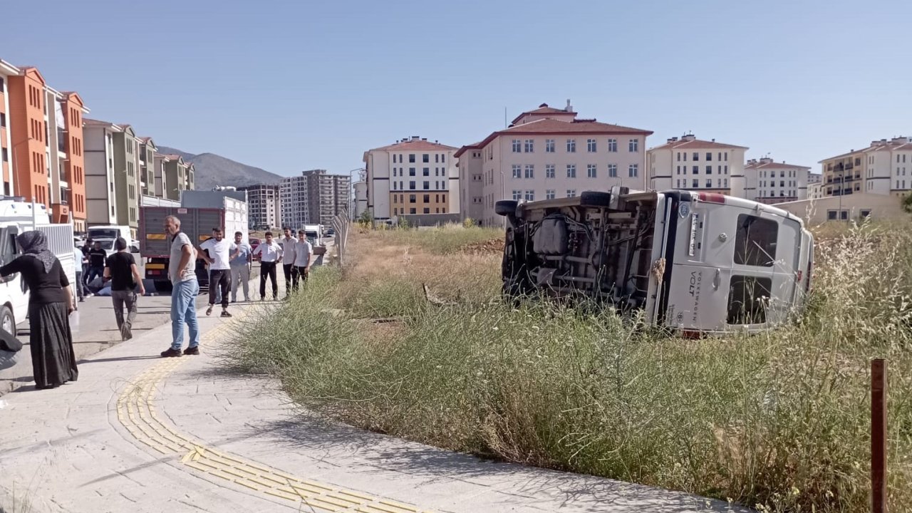 Malatya’da Minibüs Devrildi: 4 Kişi Yaralandı