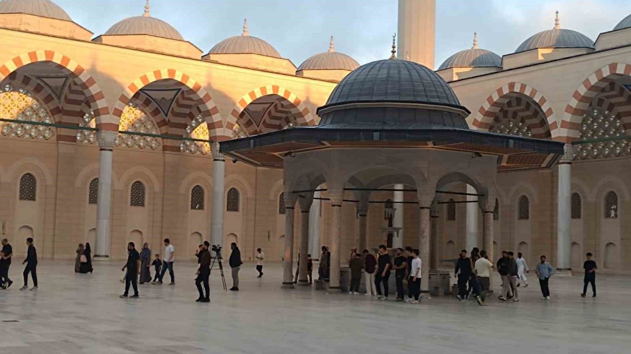 Çamlıca Camii’nde Bayram Namazı Kılındı