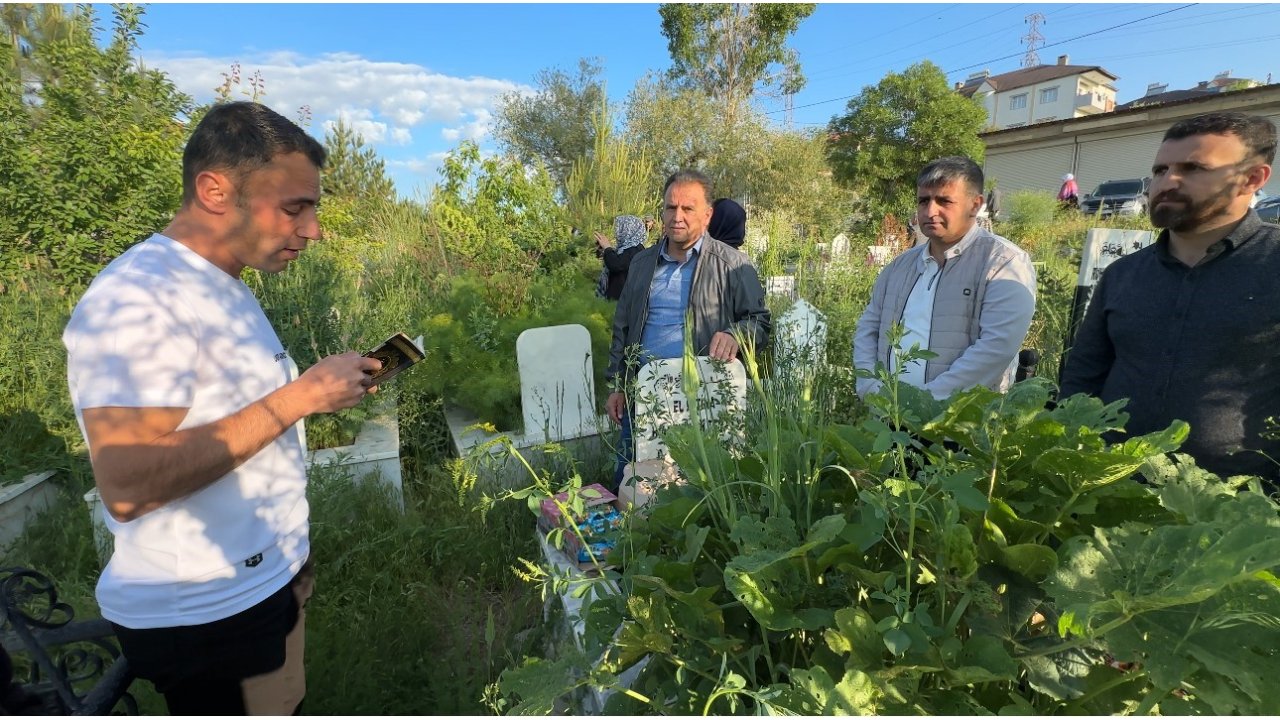 Yüksekova’da Vatandaşlar Bayram Namazı Sonrası Mezarlıklara Akın Etti