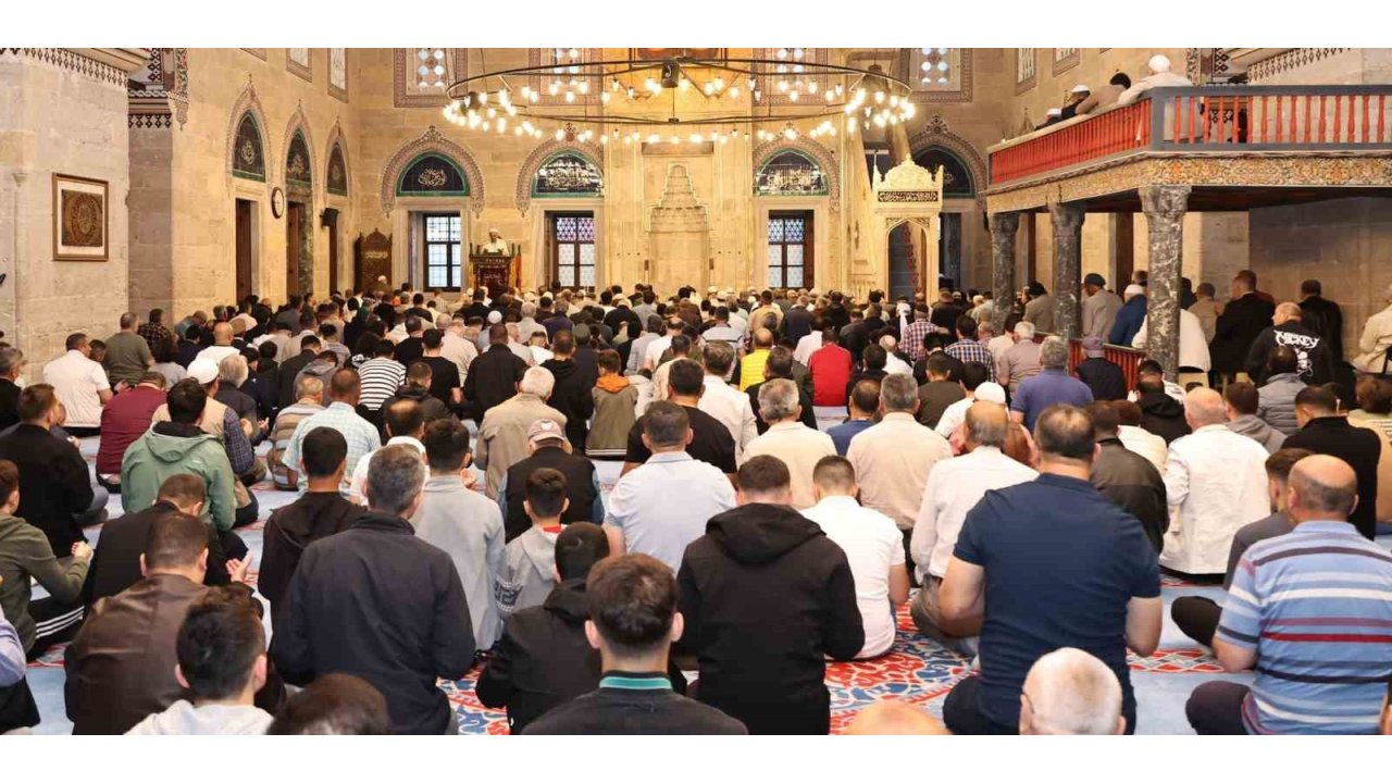 Sultan Iı. Bayezid Camii’nde Bayram Namazı Kılındı