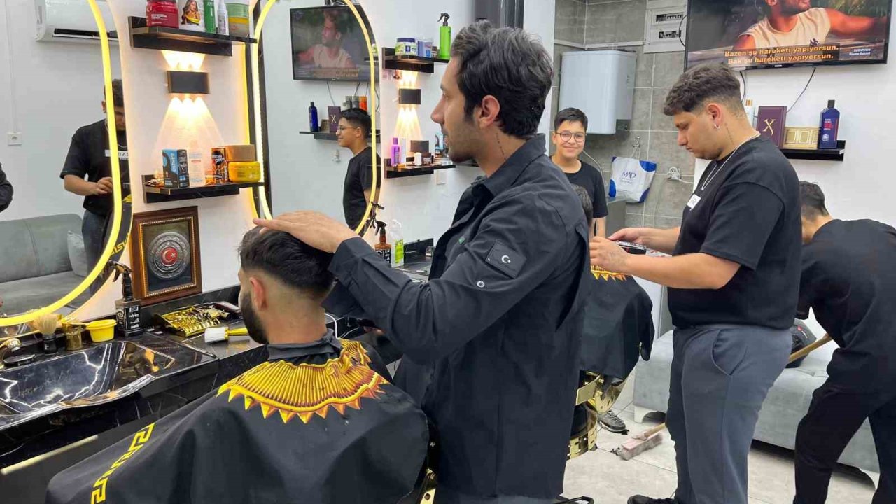 Berberlerin Arife Mesaisi: Dükkanda Sabahladılar