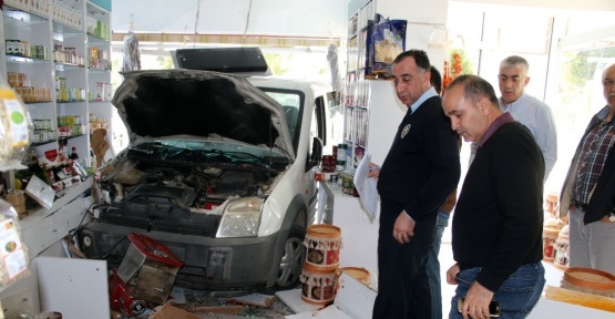 Yayaya çarpmamak için işyerine daldı