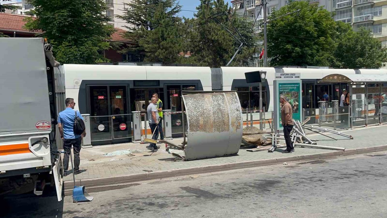 Eskişehir’de Otobüs Tramvay Durağına Daldı: 2 Yaralı