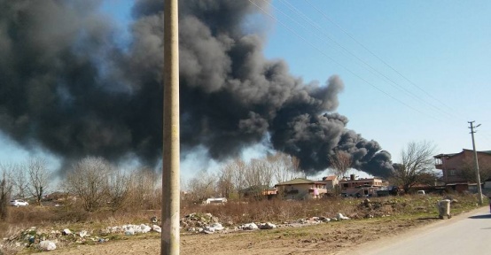 Sakarya’da lastik deposu yanıyor