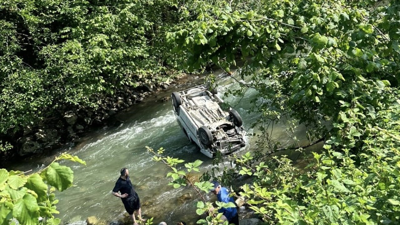 Araç Dereye Uçtu: 2 Ölü, 1 Yaralı