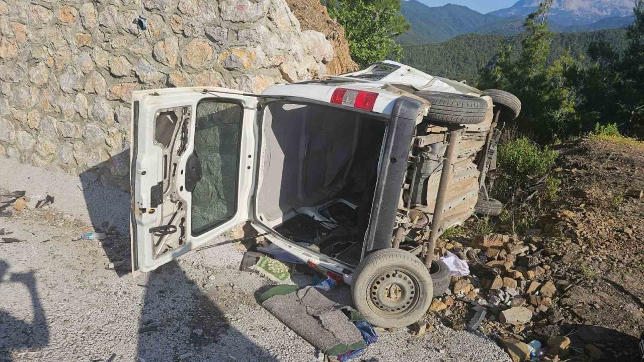 Manavgat’ta Hafif Ticari Araç Devrildi, Sürücü Ağır Yaralandı