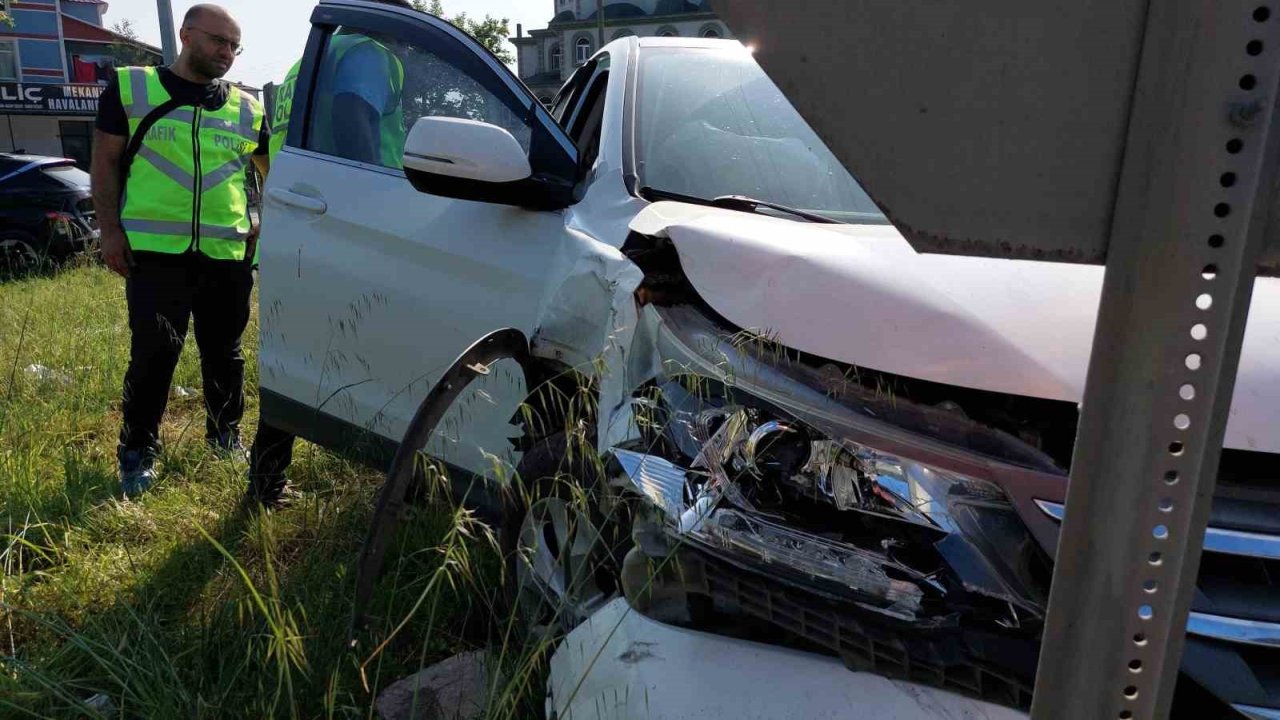 Samsun’da Kavşakta 2 Otomobil Çarpıştı: 2 Yaralı