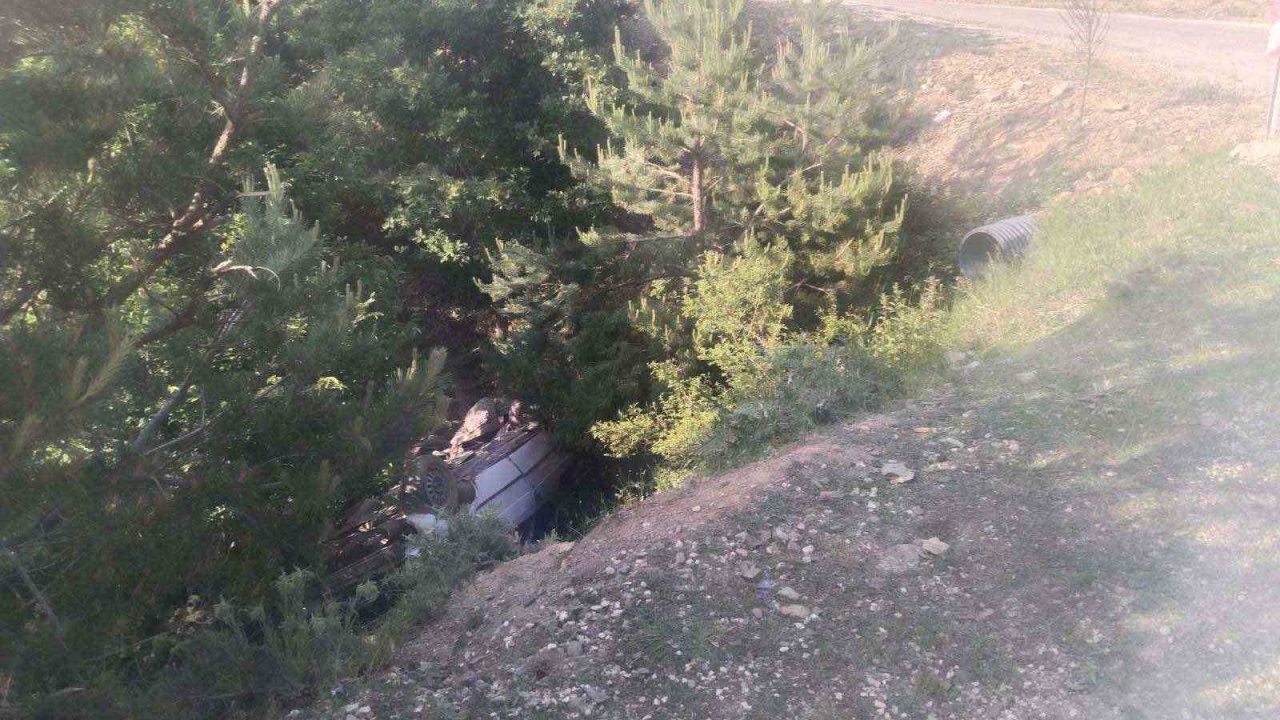 Virajı Alamayan Otomobil Şarampole Yuvarlandı: 3 Yaralı