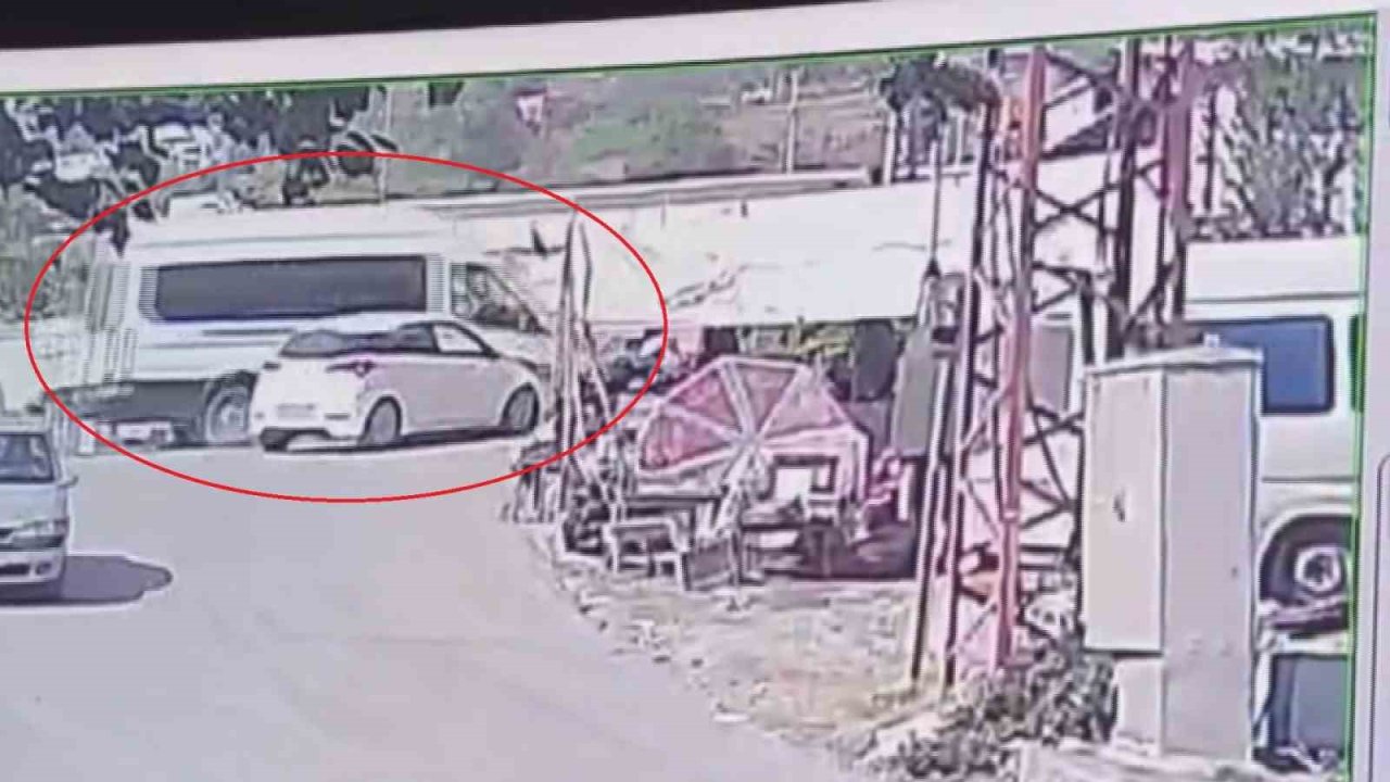 Otomobille Çarpışan Minibüs Dereye Uçtu, O Anlar Kamerada