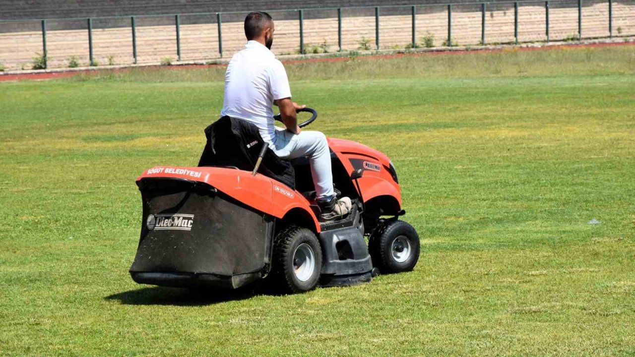 Söğüt’te Çim Biçme Çalışmaları Sürüyor