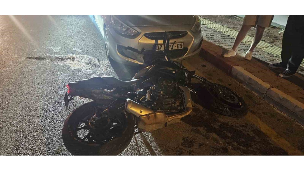 Park Halindeki Otomobile Çarpan Motosiklet Sürücüsü Yaralandı