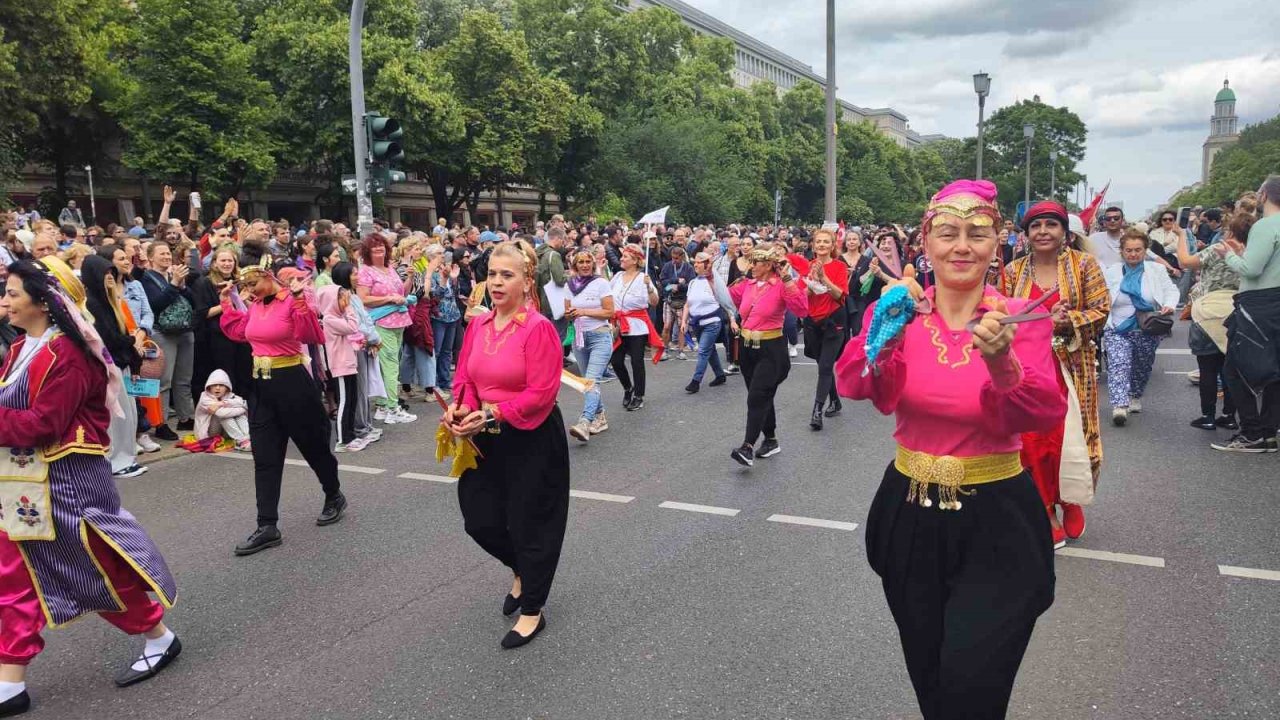 Berlin Kültürler Karnavalı’nda Renkli Görüntüler