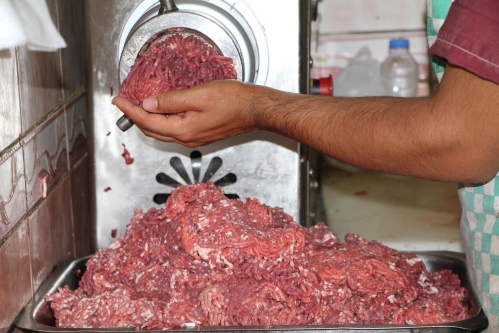 Erzincan’da Kasapların Kıyma Mesaisi