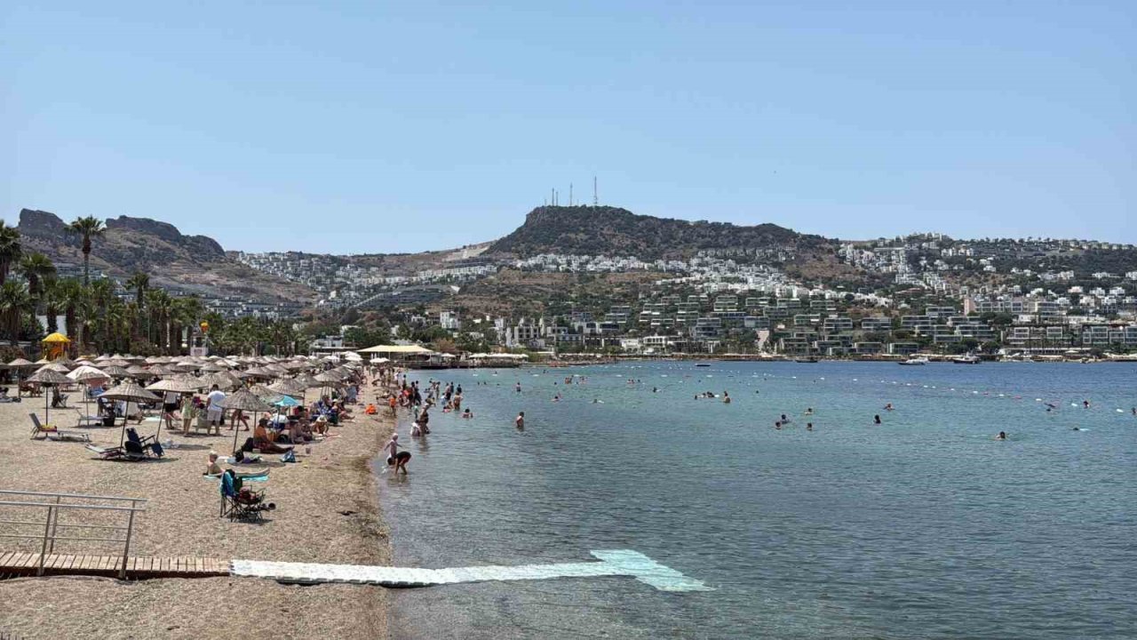 Bodrum’da Sahilleri Tatilciler Doldurdu