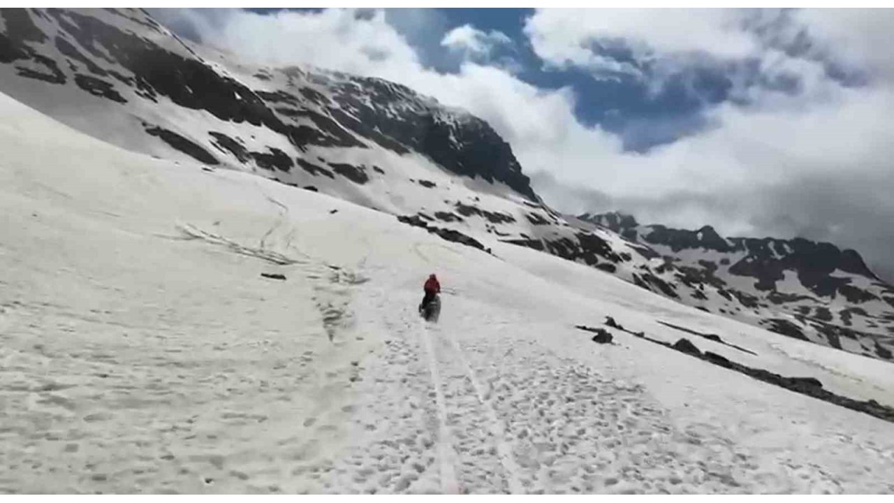 Rize’de Haziran Ayında ‘Karda Kayak’ Keyfi