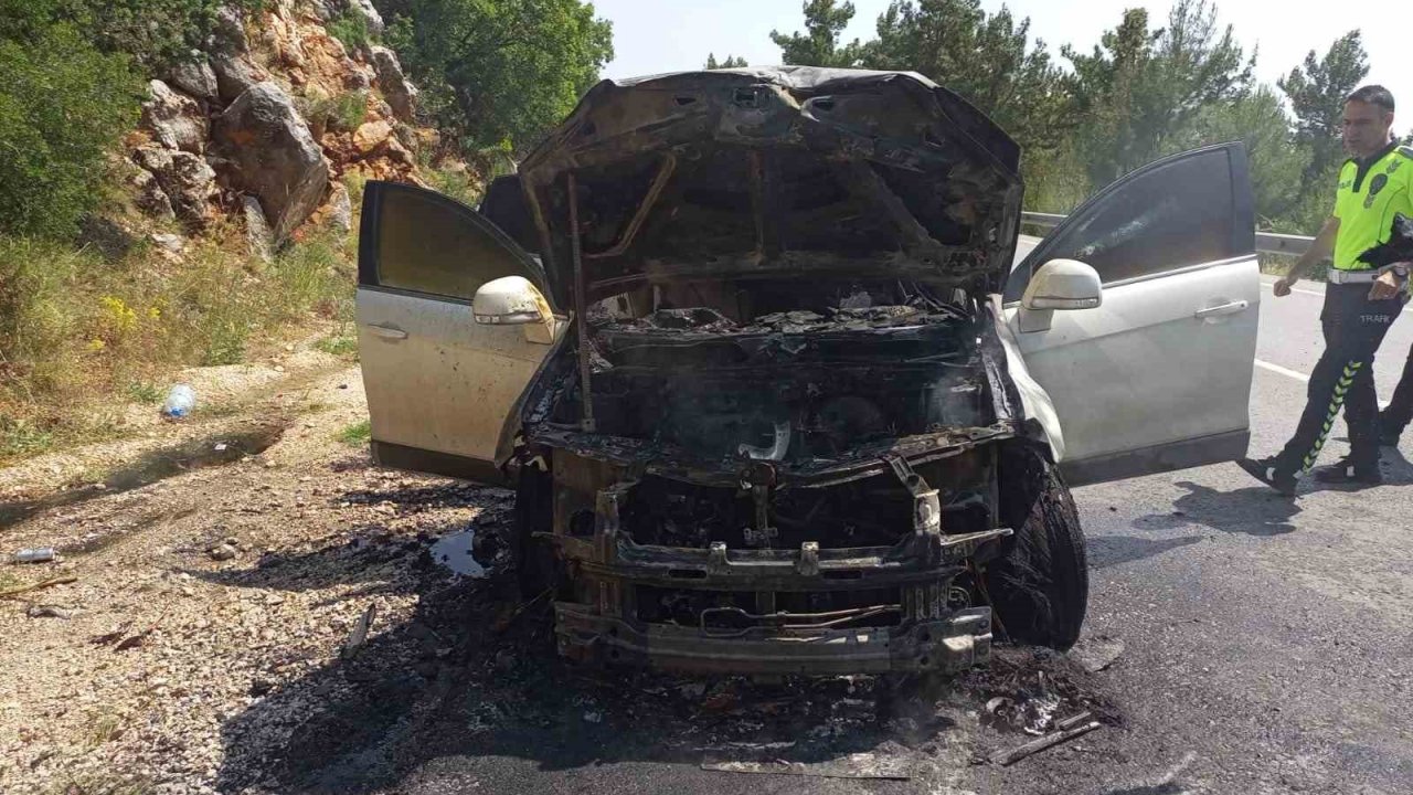 Antalya’da Seyir Halindeki Cip Alev Aldı